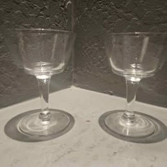 Set of Two Glass Cocktail Glsasse Coupe Glasses Barware - Picture 3 of 7